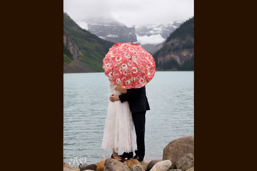 lake-louise-wedding-photographer-chateau-lake-louise-bride-groom-with-umbrella