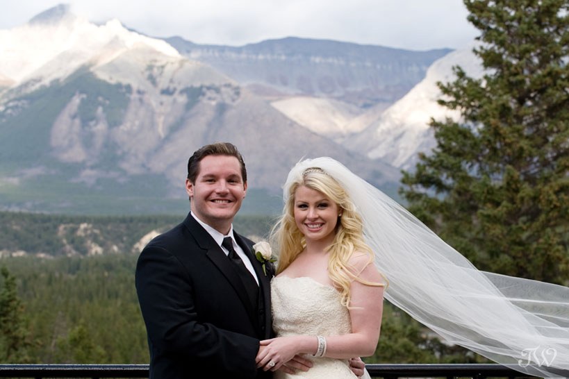 Banff-Destination-wedding-photographer-bride-groom-mountains