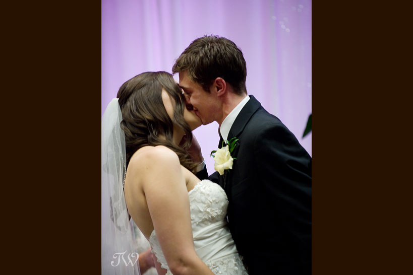 Calgary-wedding-photographer-at-hotel-arts-first-kiss