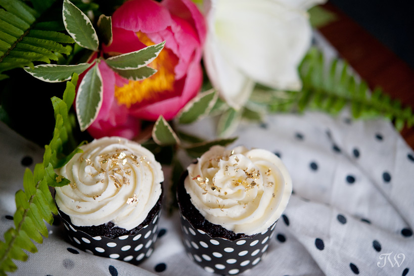 Wedding cupcakes at a High River wedding captured by Tara Whittaker Photography