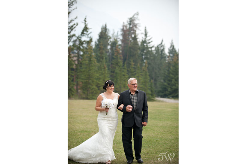 Wedding at Tunnel Mountain Reservoir captured by Tara Whittaker Photography