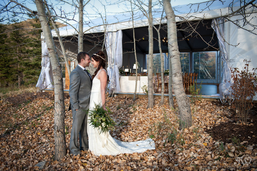 Bride & groom in Fish Creek Park captured by Tara Whittaker Photography