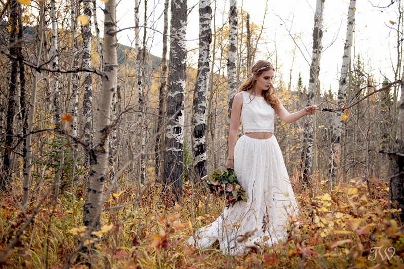 bohemian bride in the fall foliage captured by Calgary wedding photographer Tara Whittaker