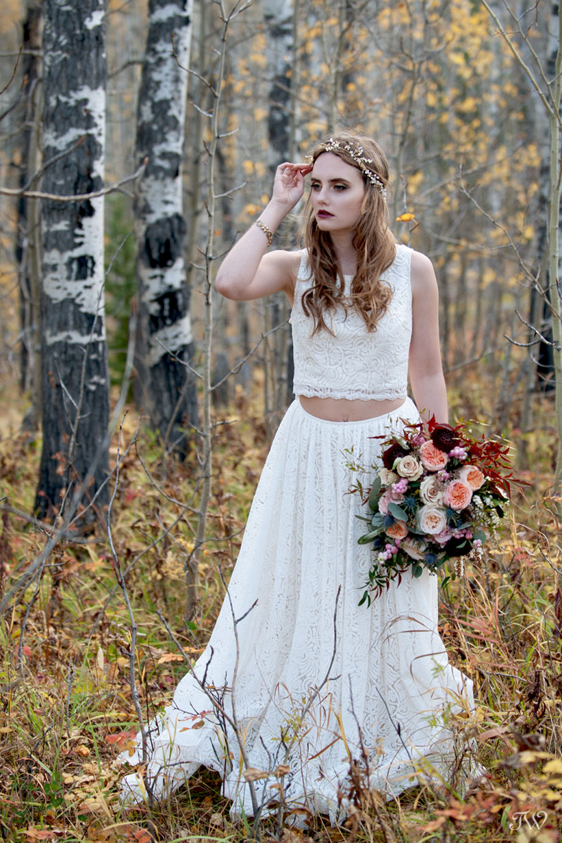 bohemian bride in the fall leaves captured by Calgary wedding photographer Tara Whittaker