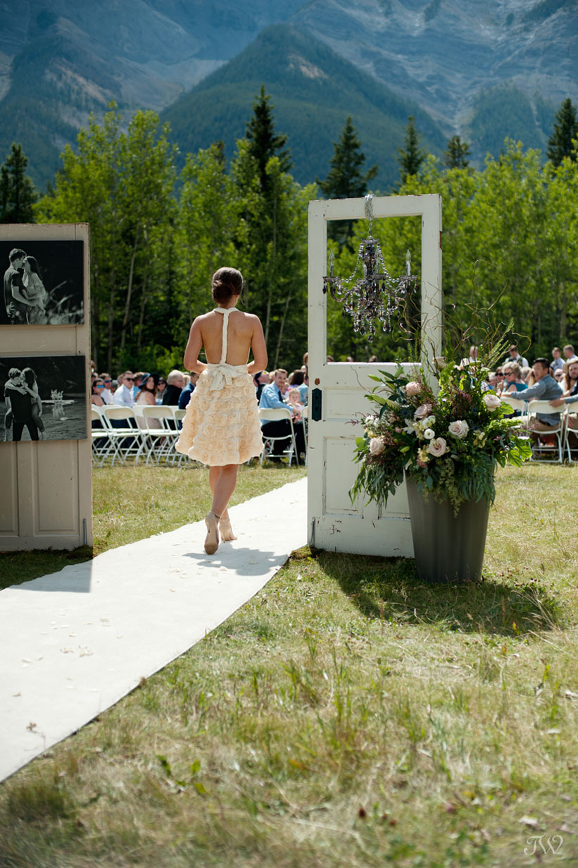 Wedding ceremony at Rundleview Parkette captured by Calgary wedding photographer Tara Whittaker
