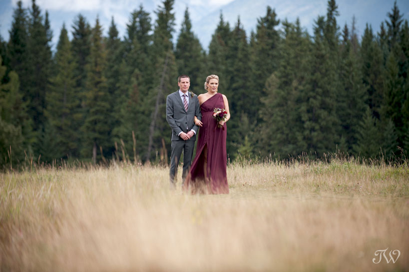 bridal party arrives at Quarry Lake wedding in Canmore captured by Tara Whittaker