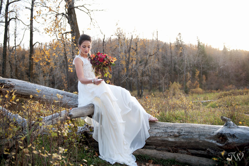 fall bride in Fish Creek park captured by Calgary wedding photographer Tara Whittaker