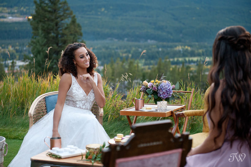 outdoor cocktails at a Silvertip wedding captured by Calgary wedding photographer Tara Whittaker