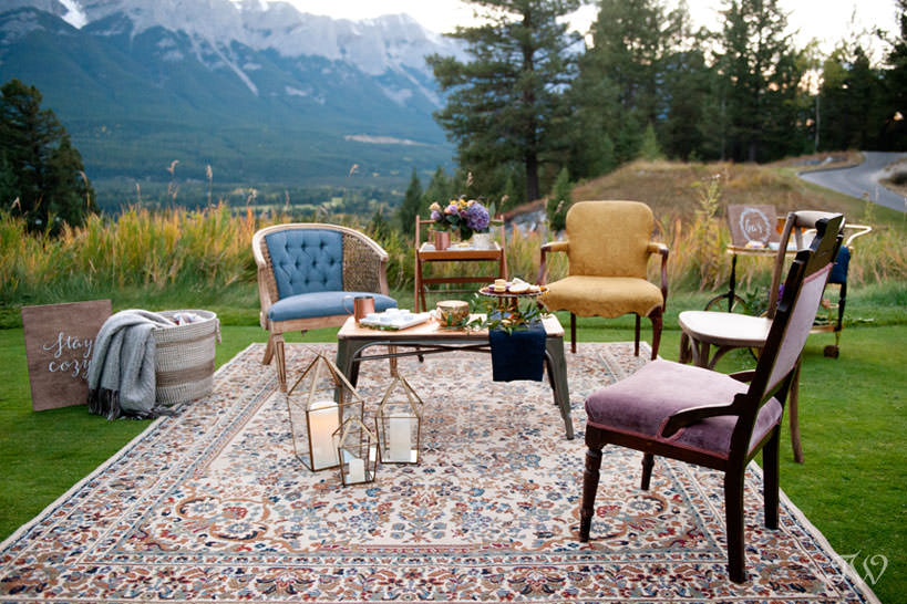cocktails in the mountains at a Silvertip wedding captured by Calgary wedding photographer Tara Whittaker