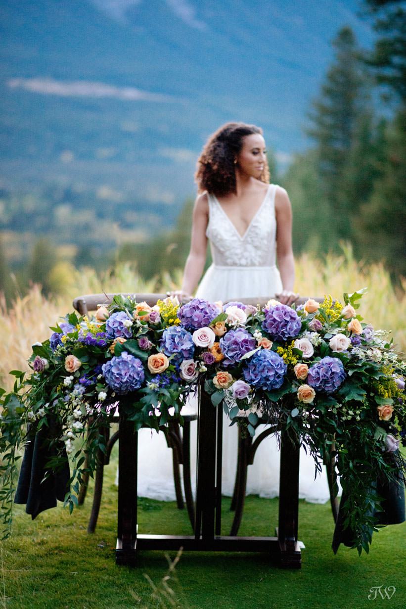 sweetheart table for a Silvertip wedding in fall captured by Calgary wedding photographer Tara Whittaker