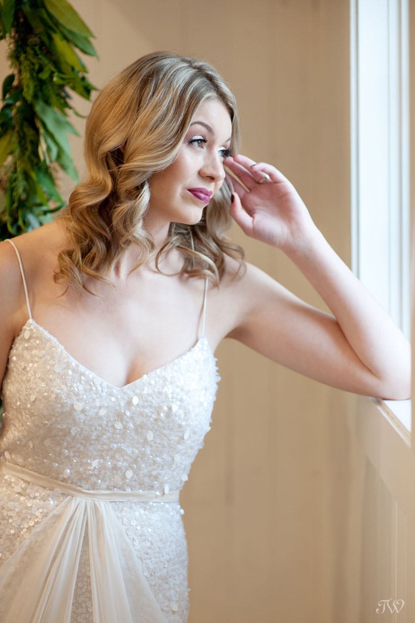 winter bride in a gown from Pearl & Dot captured by Calgary wedding photographer Tara Whittaker