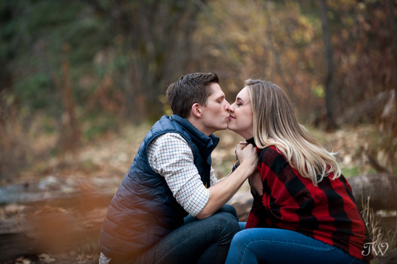 Couple kiss during their Big Hill Springs engagement session captured by Tara Whittaker Photography