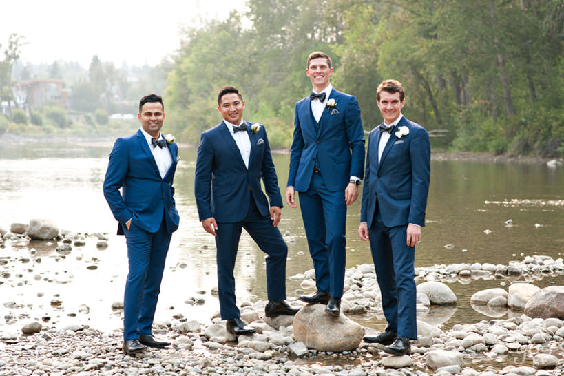 bridal party at Stanley Park in Calgary captured by Calgary wedding photographer Tara Whittaker