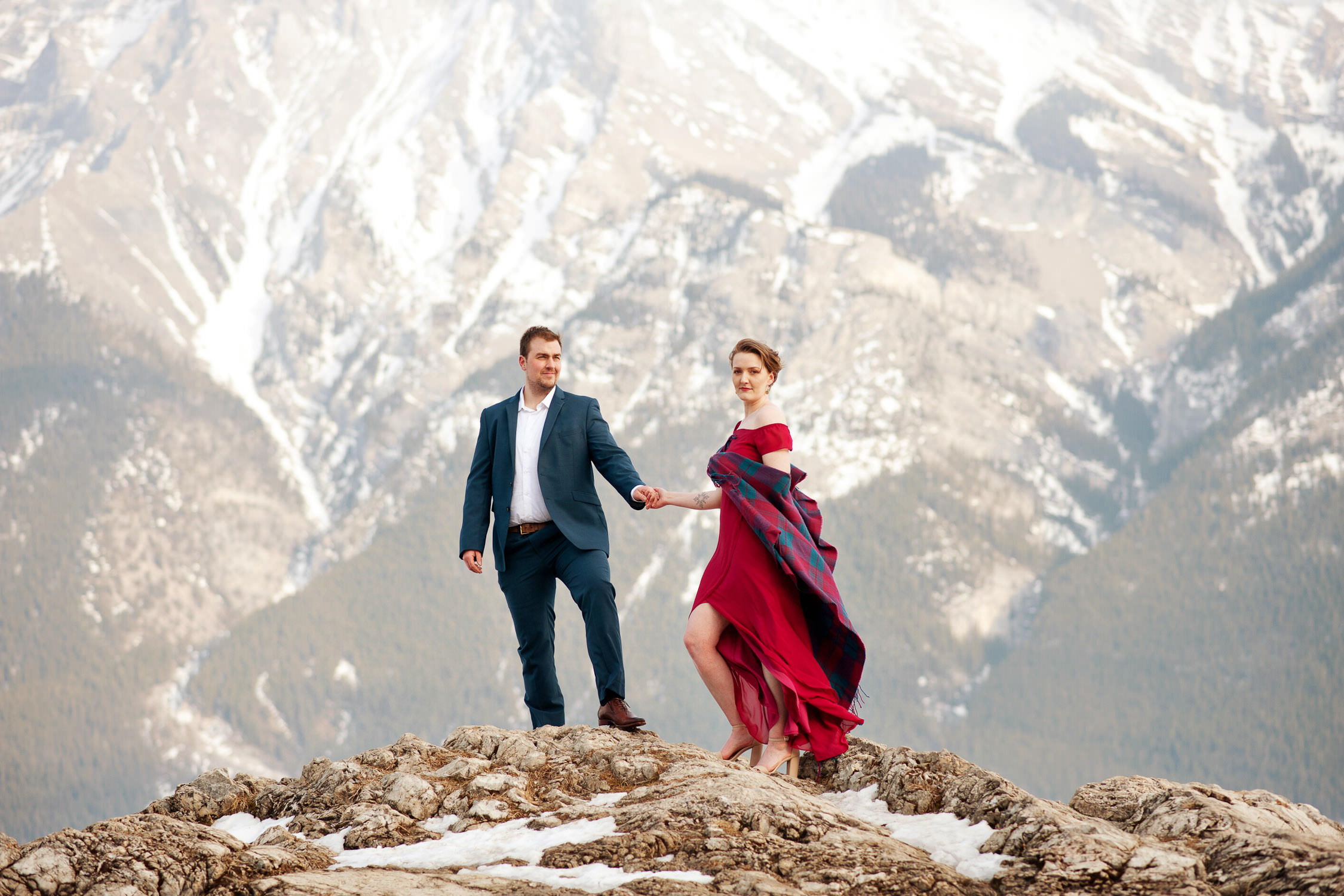 couple at Lake Minnewanka captured by Calgary wedding photographer Tara Whittaker