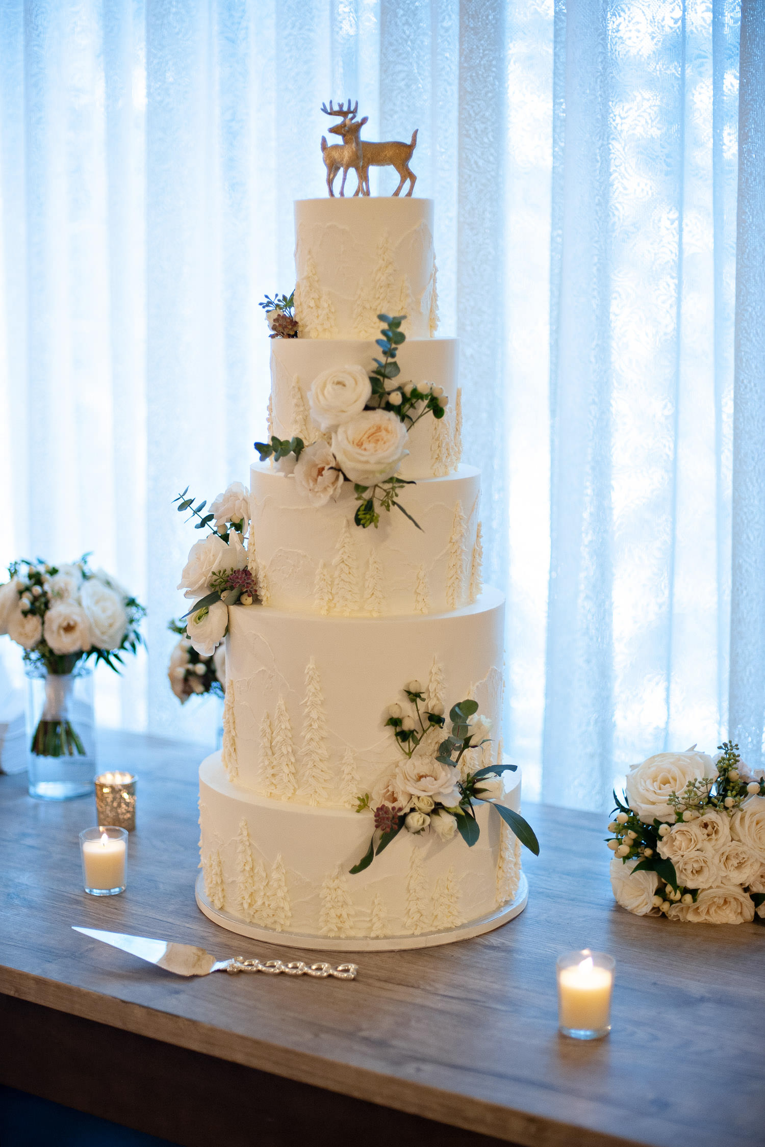 Wedding cake from Kakes by Darci at the Banff Springs Hotel captured by Tara Whittaker Photography