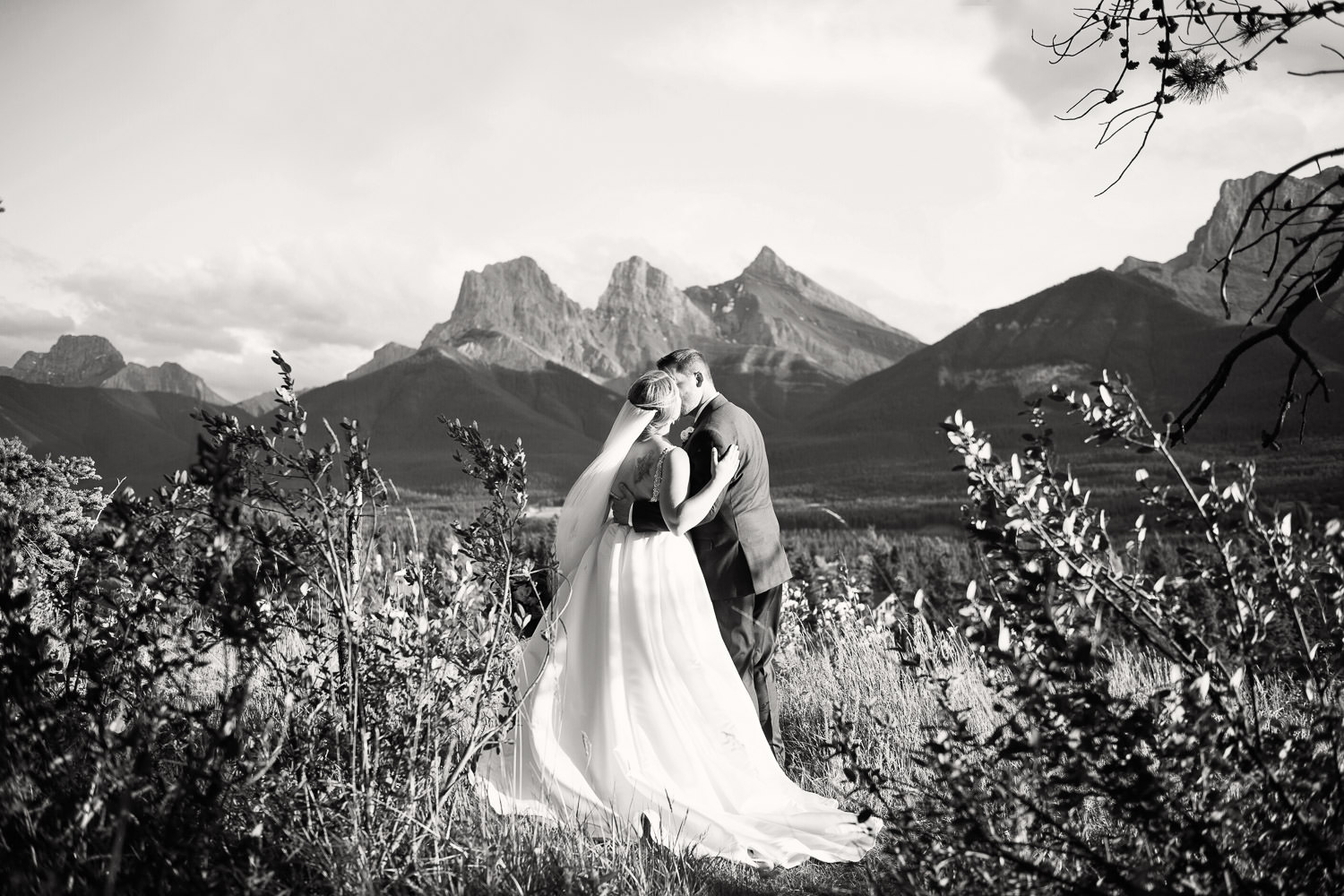 Bride and groom get married in the Rockies captured by Tara Whittaker Photography