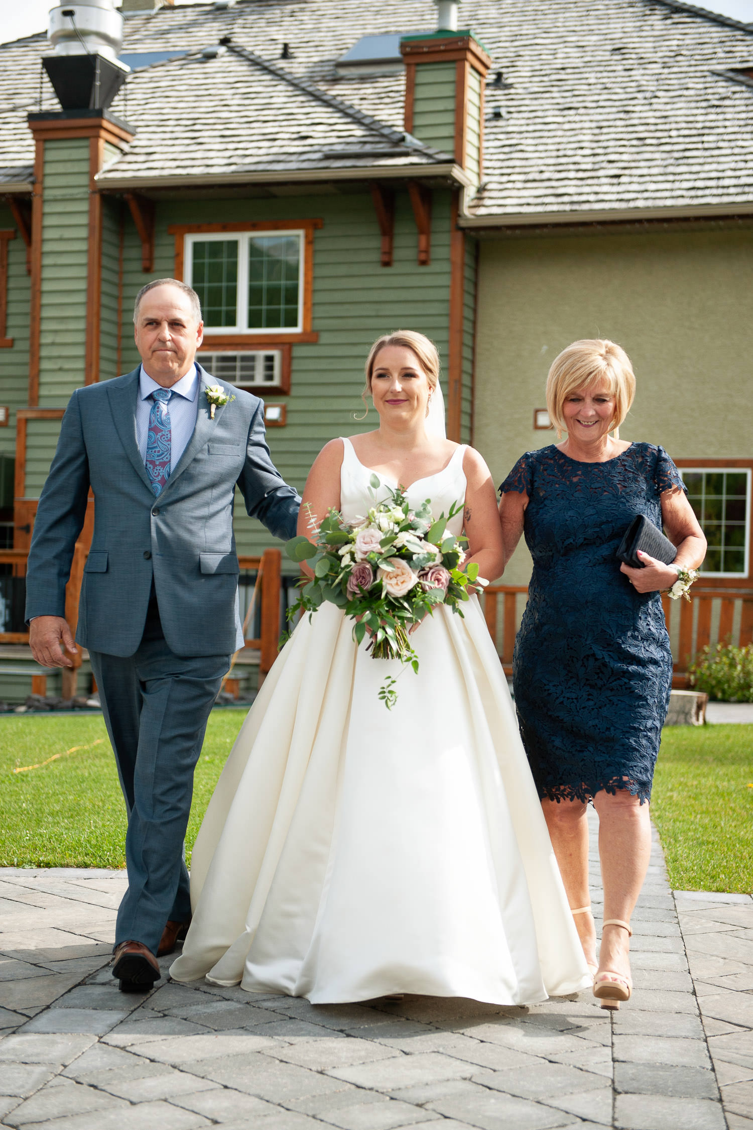 Bride walks down the aisle at her Creekside Villa wedding captured by Tara Whittaker Photography