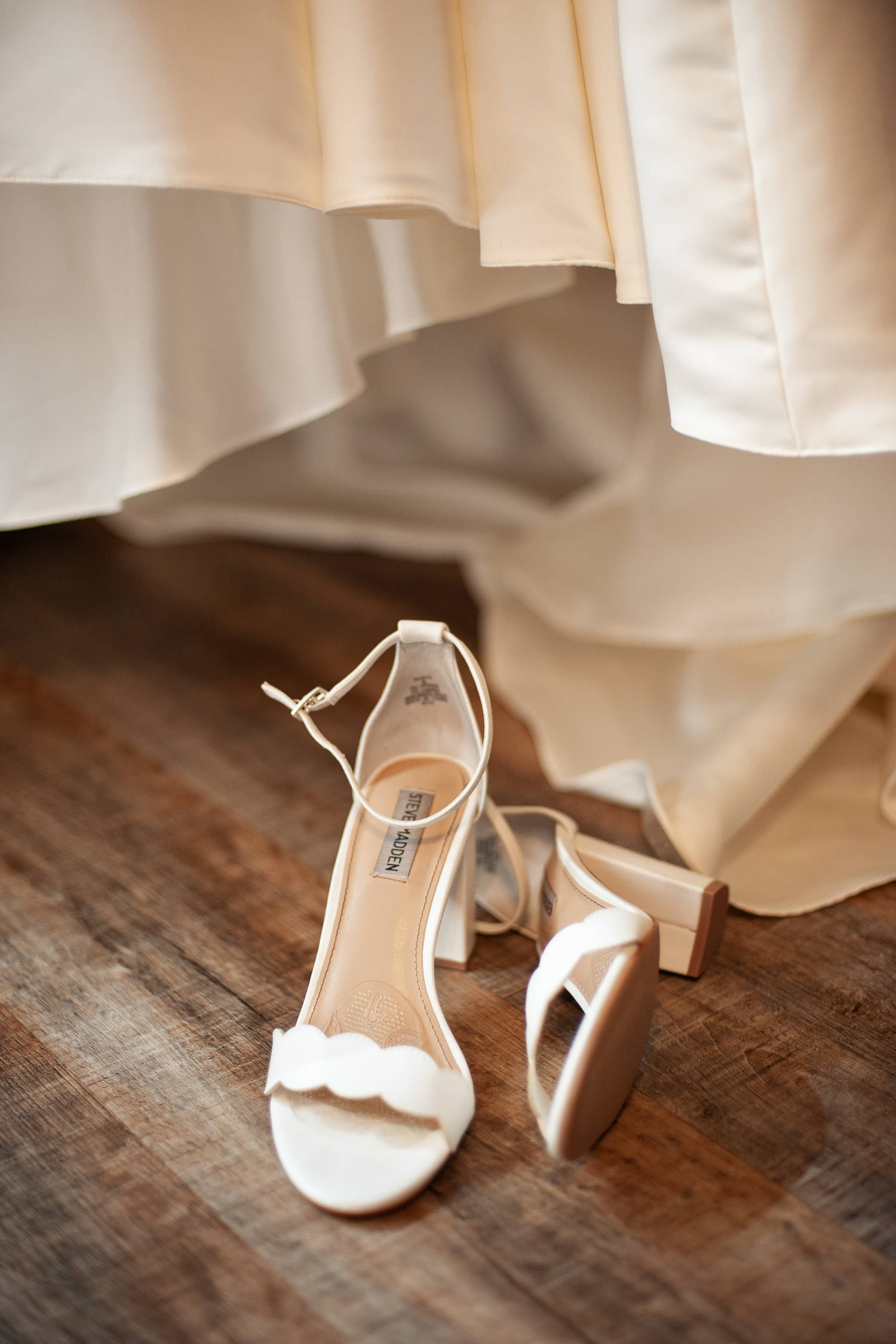 Bridal details before a Creekside Villa wedding captured by Tara Whittaker Photography