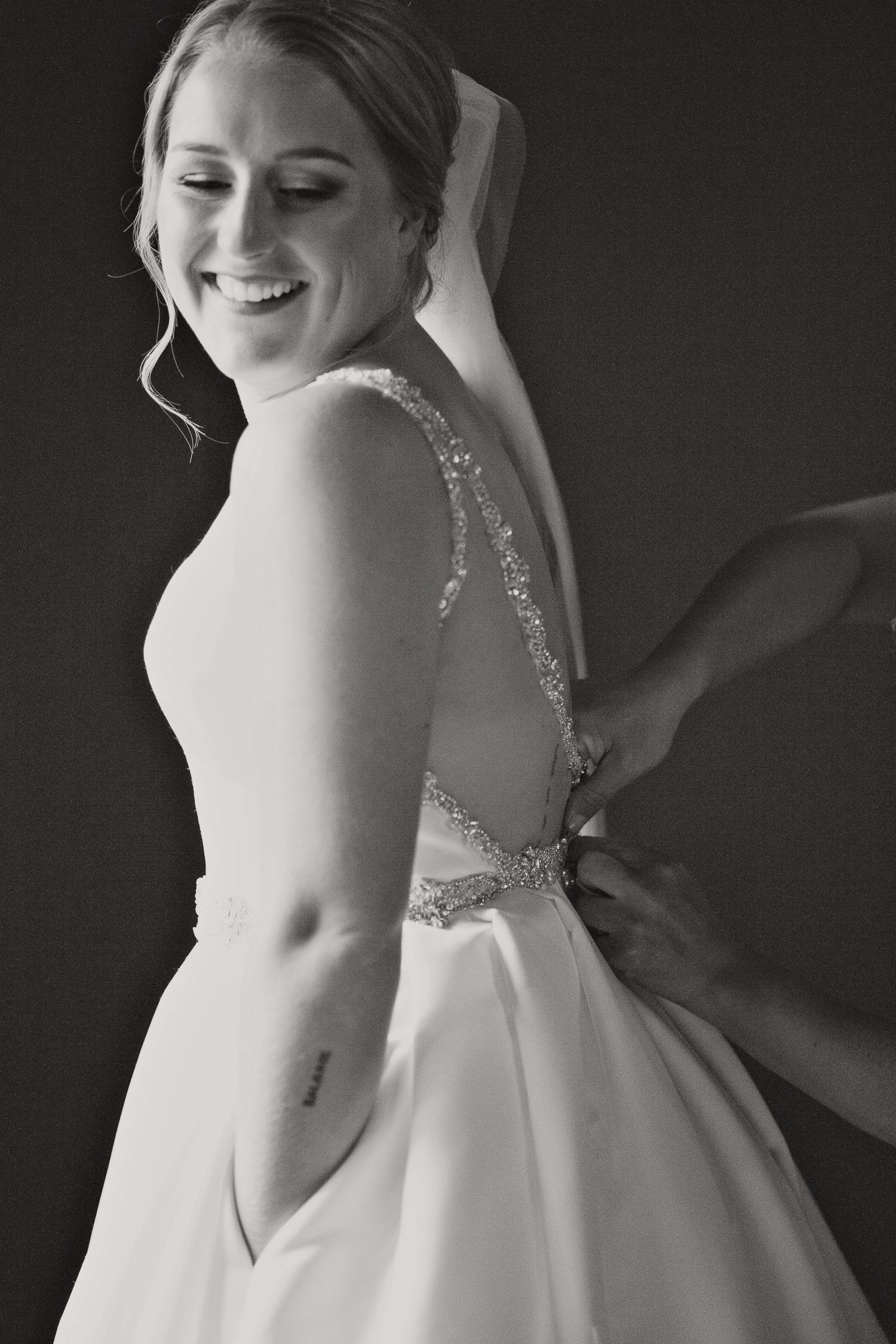 The bride gets ready for her Creekside Villa wedding captured by Tara Whittaker Photography