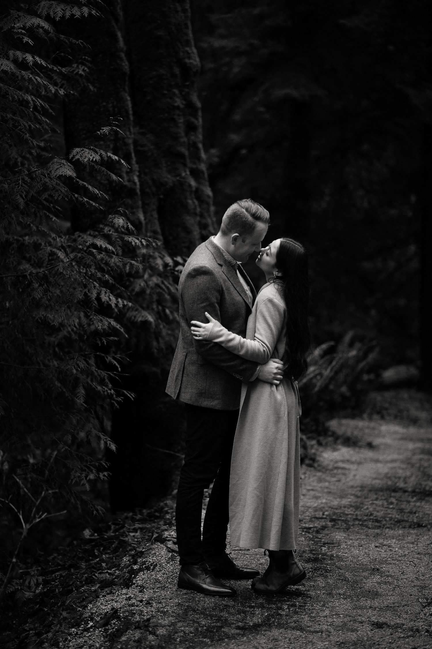 black and white photo of couple in Stanley Park captured by Tara Whittaker Photography