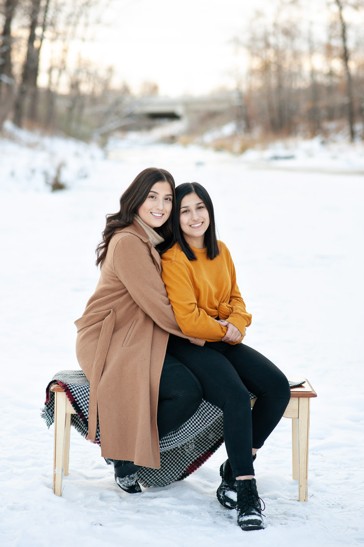 Sisters pose during a holiday mini session with Calgary family photographer Tara Whittaker