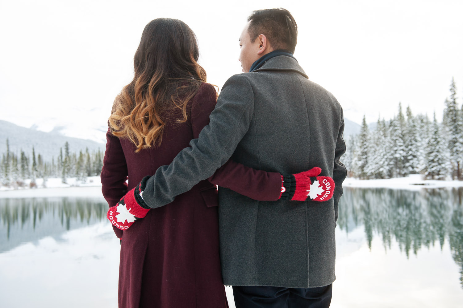 If you need casual wardrobe ideas for a winter engagement, not forget mittens